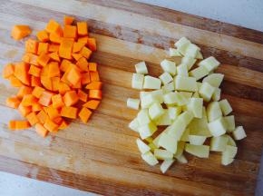 土豆、胡萝卜切块