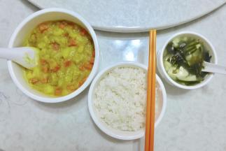 浇在米饭上，配上味增汤开饭啦~