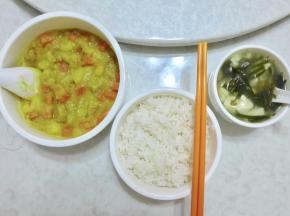 浇在米饭上，配上味增汤开饭啦~