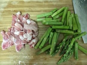 芦笋根部比较老，刨去皮