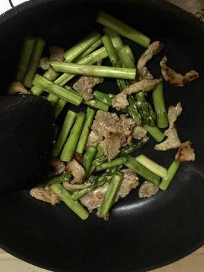 肉丝变色后，加入芦笋翻炒