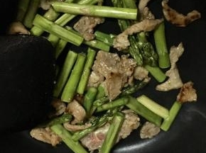 肉丝变色后，加入芦笋翻炒