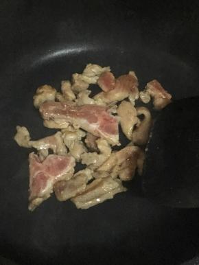 油锅加热，加入腌好的肉丝翻炒