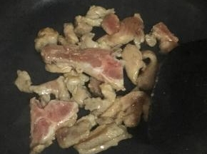油锅加热，加入腌好的肉丝翻炒