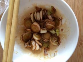 把葱切成短状，加入盐酱油提前腌制！