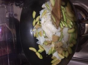 把凉皮放入锅中，翻炒一分钟左右