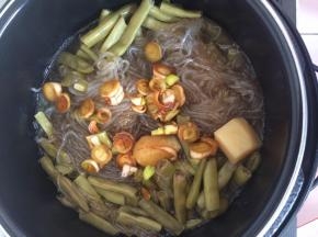 压力锅炖大约30分钟左右即可！开锅后把调制好的葱放入锅内！搅拌均匀即可！