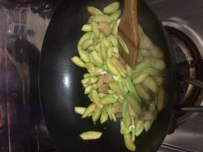 西葫放入锅中翻炒两分钟左右