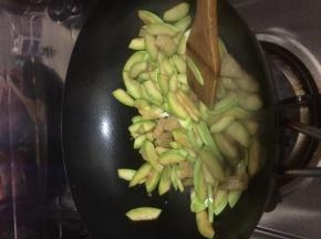 西葫放入锅中翻炒两分钟左右