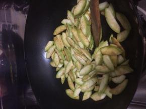 锅内放入适量油，把西胡放入锅中翻炒，加入醋和调料