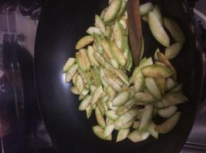 锅内放入适量油，把西胡放入锅中翻炒，加入醋和调料