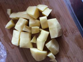 把土豆削皮切成块状