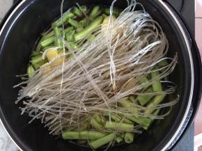 把准备好的食材放入压力锅内，加入调料和适量水