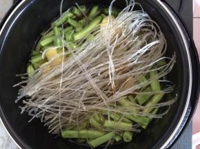 把准备好的食材放入压力锅内，加入调料和适量水