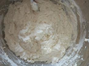 加入适量的凉水和面粉