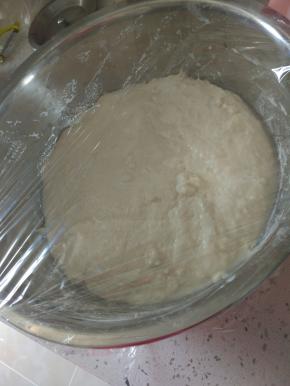 和成光滑的面团，封上保鲜膜