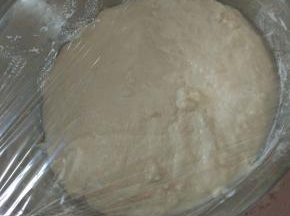 和成光滑的面团，封上保鲜膜