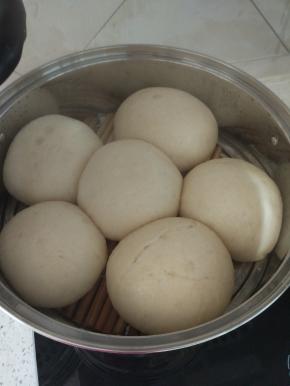 大火十五二十分钟，馒头用手摁一下，不塌陷，就会熟了