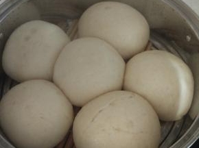 大火十五二十分钟，馒头用手摁一下，不塌陷，就会熟了