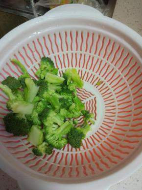 西蓝花掰小块，清水里面放适量的盐浸泡二十分钟