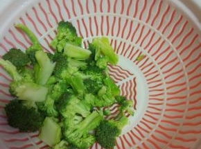 西蓝花掰小块，清水里面放适量的盐浸泡二十分钟