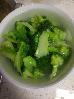 锅内加水烧开，放入西蓝花焯热水五分钟捞出放凉水浸泡