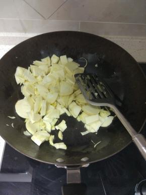 锅内放油烧热，加入笋片翻炒加入适量的盐