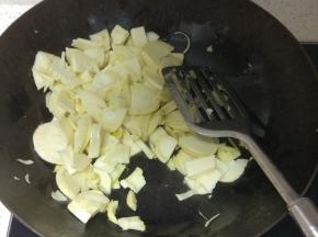 锅内放油烧热，加入笋片翻炒加入适量的盐
