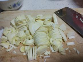 鲜笋去除外面的硬皮，切片