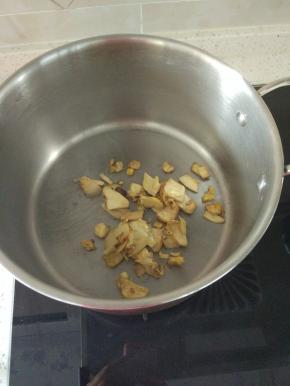 锅内放少许的油，加入笋片进行翻炒，加入适量的盐和酱油