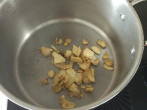锅内放少许的油，加入笋片进行翻炒，加入适量的盐和酱油