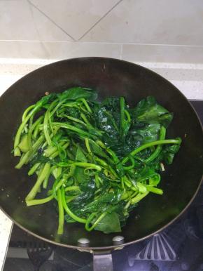 锅内放油烧热，爆香葱姜蒜加入控干水分的菠菜，加入调味料