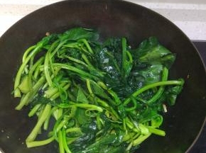 锅内放油烧热，爆香葱姜蒜加入控干水分的菠菜，加入调味料