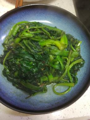 菠菜稍微炒软即可
