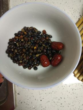 妈妈吗家里自己种的豆子，具体啥品种我也不知道，看起来是黑色的大概就叫黑豆吧。。。。这个豆子特别容易煮软