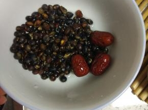 妈妈吗家里自己种的豆子，具体啥品种我也不知道，看起来是黑色的大概就叫黑豆吧。。。。这个豆子特别容易煮软