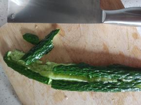 黄瓜洗净拍碎