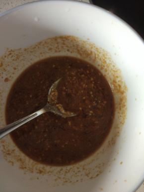 所有的配料，根据口味取适量，放入碗内，加入一点热水，拌匀