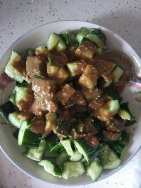 调料倒入黄瓜上