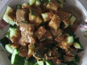 调料倒入黄瓜上