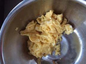 鸡蛋放入锅中炒成块状盛出