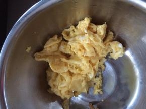 鸡蛋放入锅中炒成块状盛出