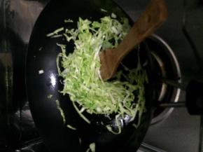 锅内加入适量油，把卷心菜放入锅中翻炒一分钟