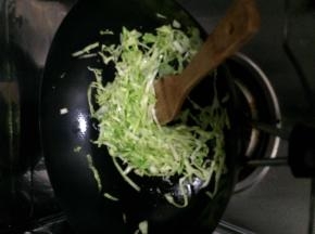 锅内加入适量油，把卷心菜放入锅中翻炒一分钟