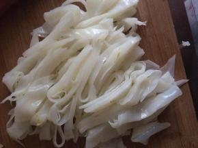 凉皮切成长条状