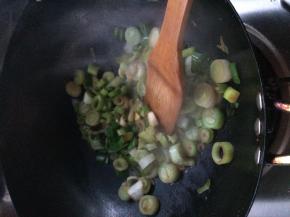 锅内加入适量油，把葱放入锅中翻炒一分钟左右