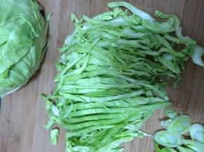 卷心菜切成丝状