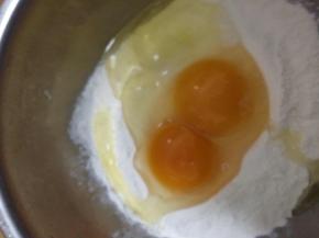 鸡蛋打入面粉中搅拌均匀