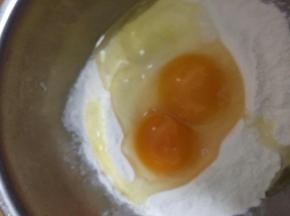 鸡蛋打入面粉中搅拌均匀