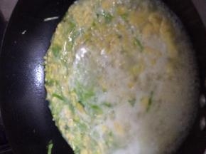 锅内加入适量水，水开后把拌好的面粉加入锅中